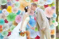 a simple and colorful paper fan wedding backdrop can be easily DIYed and it’s a very budget-friendly solution