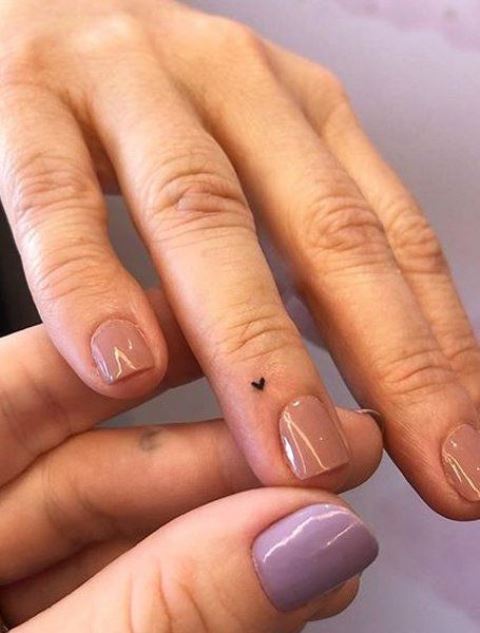 a small black heart on the ring finger is a lovely and cute idea for your wedding or for some other day