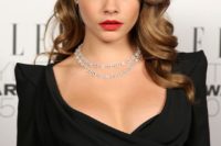 vintage glam waves look very chic and very stylish, they can accent any bridal look