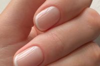 a classic French manicure with thin tips is a great idea for a classic bridal look and with a fresh and modern touch at the same time