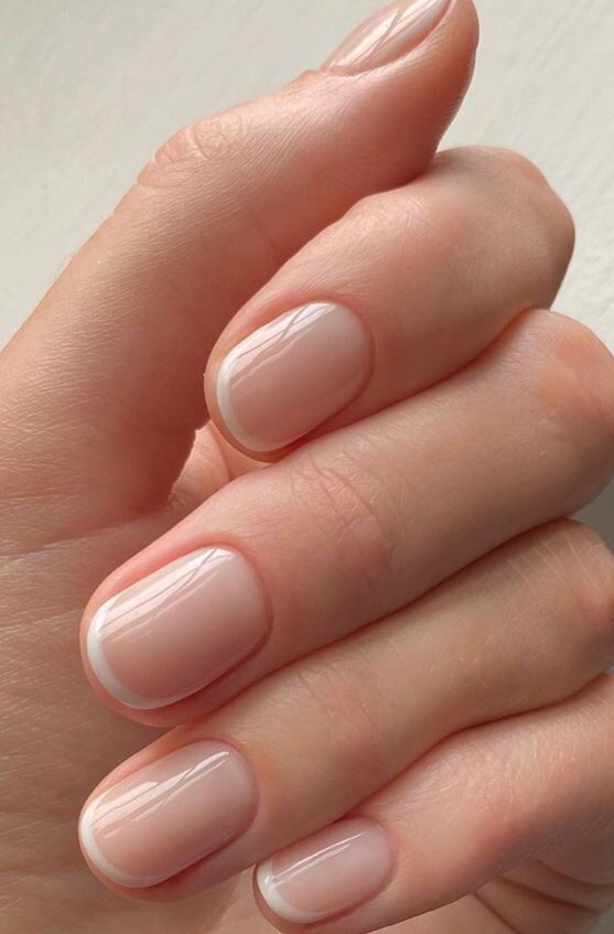 a classic French manicure with thin tips is a great idea for a classic bridal look and with a fresh and modern touch at the same time