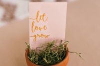 a pot with grass and a card compose a simple and very cute spring wedding favor