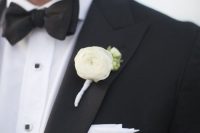 a white ranunculus wedding boutonniere is always a stylish and cool solution for a refined and modern groom’s look