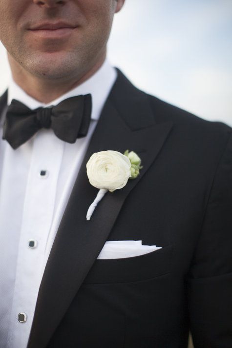 a white ranunculus wedding boutonniere is always a stylish and cool solution for a refined and modern groom's look