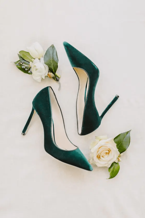 emerald green velvet heels are a chic and bold idea for a fall bride, they will add a touch of color and brign elegance