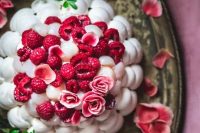 138 a meringue wedding cake topped with pink roses and fresh raspberries is a stylish idea for a summer wedding, it looks amazing