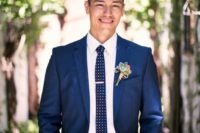 a summer groom’s look with a navy suit