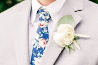 a neutral suit, a bright floral print tie and a neutral floral boutonniere for a stylish and fresh groom’s look