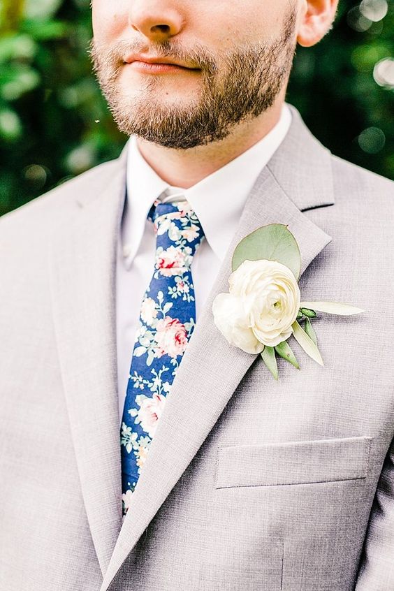a neutral suit, a bright floral print tie and a neutral floral boutonniere for a stylish and fresh groom's look