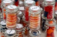 mini jars with tasty sweets in bold colors for a cool summer wedding – perfect and very budget-friendly
