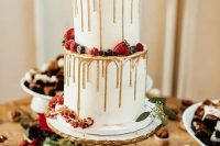 a cute Christmas wedding cake design