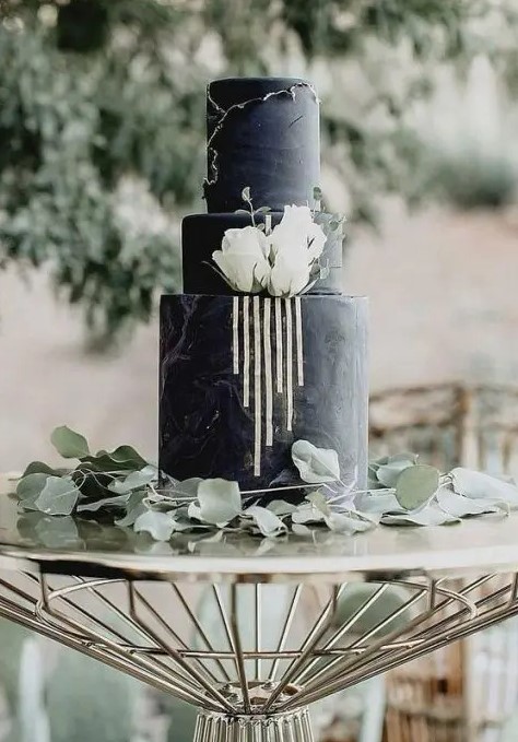a black marble effect wedding cake with gold stripes, white roses and a textural edge is a refined and chic solution for a modern wedding