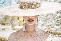 an oversized neutral hat with bright rhinestones all over is a lovely idea for a refined glam look