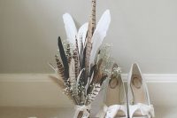 a cool bouquet for a wedding with feathers