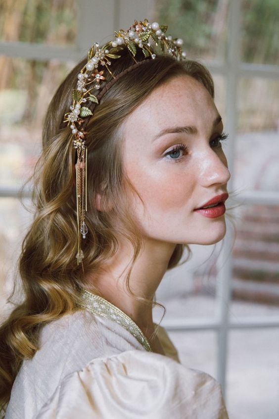 a delicate and catchy gold bridal crown with pearls, leaves and little flowers plus some suspended elements is very refined