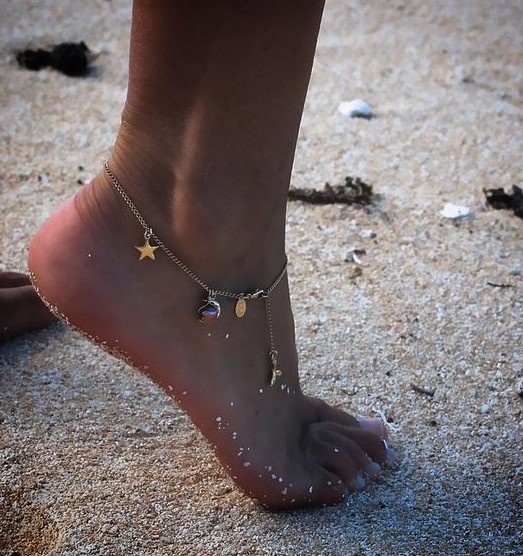 a delicate gold chain anklet with various pendants and pearls is a lovely idea for a beachy bride