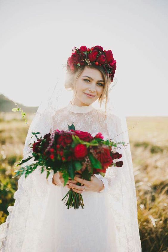 a jaw-dropping bridal look with deep red blooms, greenery and berries, a matching bouquet can be a nice idea for a fall or winter wedding