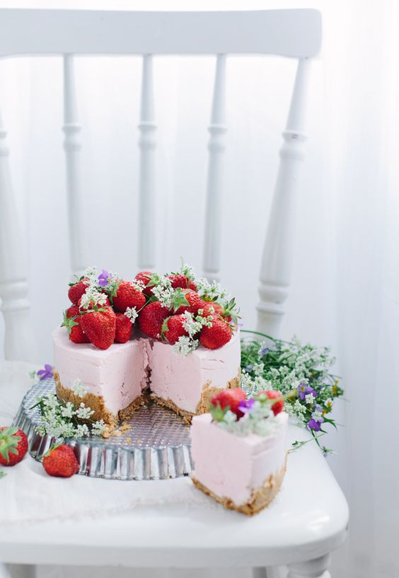 a no bake cheesecake topped with strawberries and wildflowers is a gorgeous idea for a relaxed summer wedding