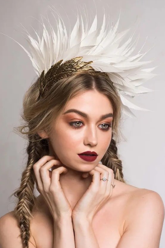 a unique bridal crown with white feathers and gold ones is a catchy and lovely bridal accessory to rock