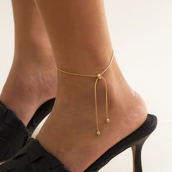 an adjustable gold chain anklet with gold beads is a cool and fresh idea to spruce up a modern bridal look