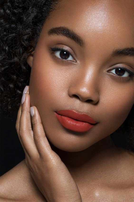 perfect matte skin, blush and highlighter, an orange lip to add a touch of color and fluffy eyebrows