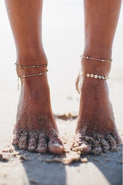 subtle and delicate anklets, gold chain ones with beads and colorful coins are amazing for a catchy boho bridal look, not only a beach one