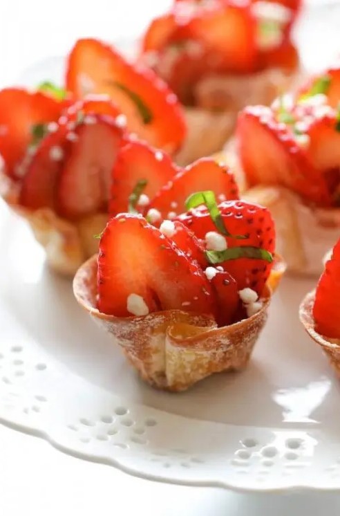 tasty cups with strawberries, herbs and touches of cream cheese are a great sweet finger-food idea for any wedding