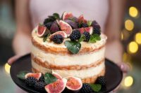 a small yet good-looking summer wedding cake