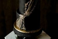 a moody, elegant and chic wedding cake with gold marble-inspired decor is very refined and chic idea for a modern, Halloween or moody wedding