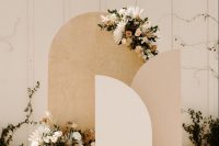 a pretty mid-century modern wedding backdrop in neutrals and rust, with neutral and blush blooms and greenery is amazing for the fall