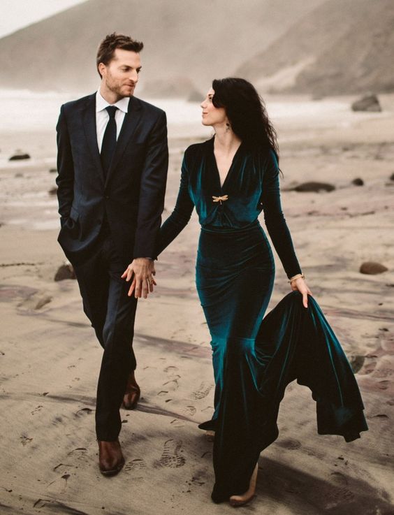 a dark green mermaid velvet wedding dress with a V-neckline, long sleeves and a train is a unique idea for a wedding