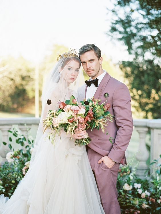 a mauve suit, a white shirt and a black velvet bow tie for a refined, elegant and luxurious groom's look