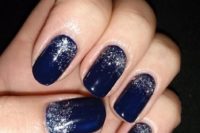 a navy and silver glitter manicure brings a glam touch and a chic look to the bridal outfit