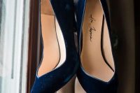 a pair of gorgeous navy velvet wedding shoes is a fantastic idea for a wedding done with touches of navy, for a fall or winter celebration