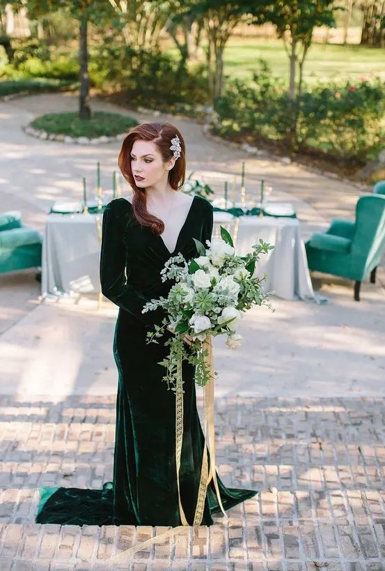 an emerald velvet wedding dress with a deep V-neckline and long sleeves is a stunning idea for the fall