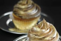 golden swirl cupcakes will add glam to your NYE wedding dessert table and make it bright
