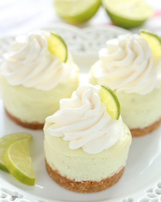 mini lime cheesecakes with icing and fresh lime slices on top are a very refreshing idea, ideal for tropical weddings