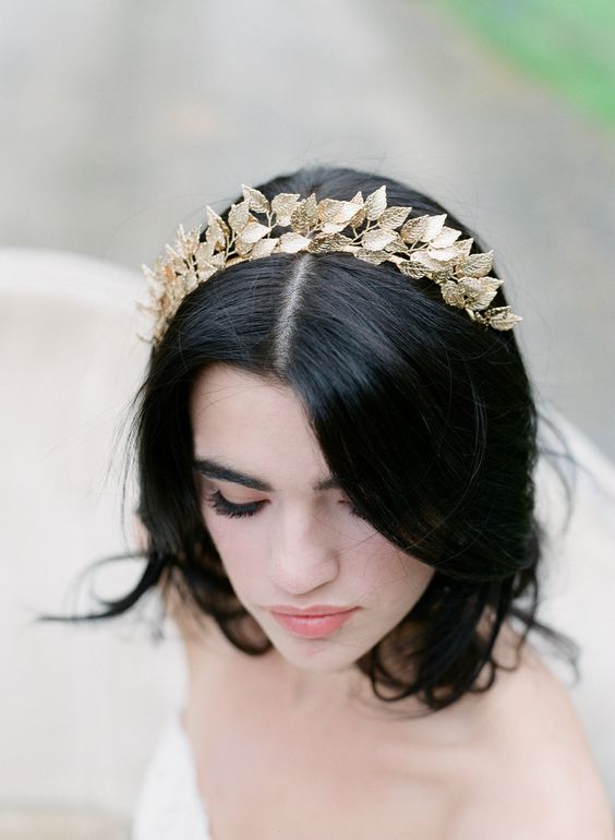 a dreamy gold leaf bridal tiara is an out of the box idea as we usually see flowers but here there are only leaves, very delicate and lovely