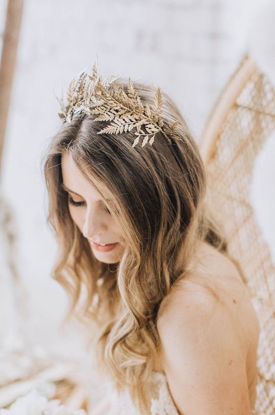 a gold botanical tiara is a beautiful idea not only for a boho bride but also for a nature-loving one