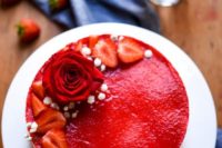a no-bake strawberry cheesecake with baby’s breathh, a red rose and some fresh strawberries is a refreshing summer dessert