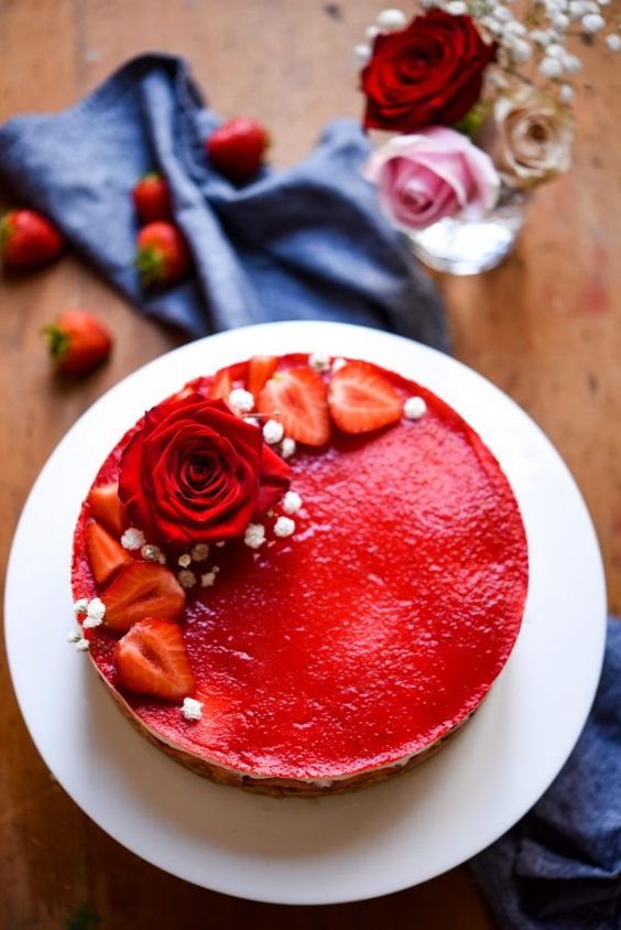 a no-bake strawberry cheesecake with baby's breathh, a red rose and some fresh strawberries is a refreshing summer dessert