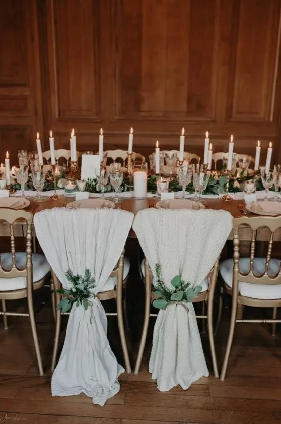 a cozy chalet wedding table decor idea