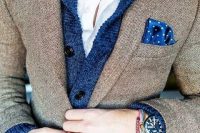 a winter groom’s look with a white shirt, a navy cardigan, a tweed suit and a chic watch is very stylish and comfy