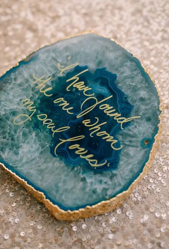 agate wedding decor with gold calligraphy will show up your favorite quotes and thoughts