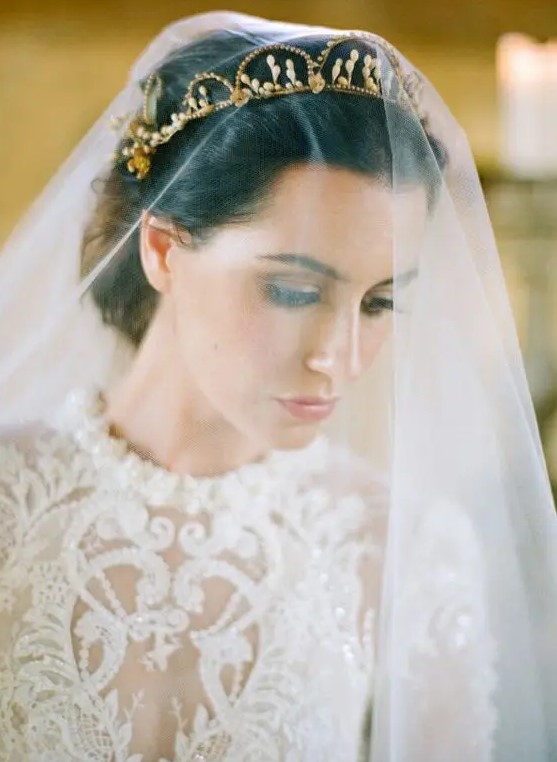 wake up your inner princess or queen wearing a gorgeous veil and a gold crown