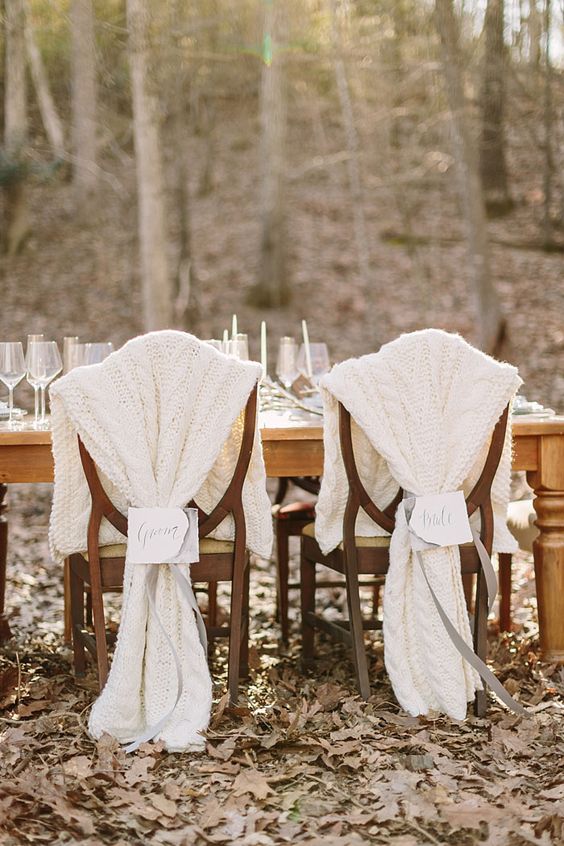 white knit chair covers are perfect to style the couple's chairs to make sitting on them cozier and cooler