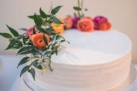 a one-tier wedding cake idea with buttercream frosting and fresh flowers is a very chic and stylsh idea