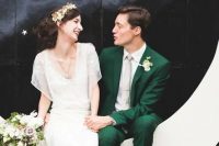 an emerald suit, a white shirt and a dove grey tie for a bold groom’s look at a fall wedding