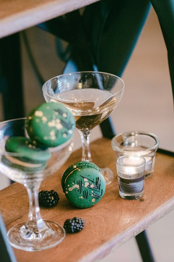 gorgeous emerald, gold splatter and black touches are a fantastic idea for your wedding dessert table