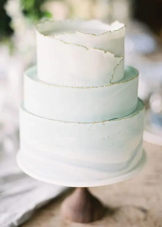 a light green wedding cake with a textural gold leaf egde is a very soft and tender idea